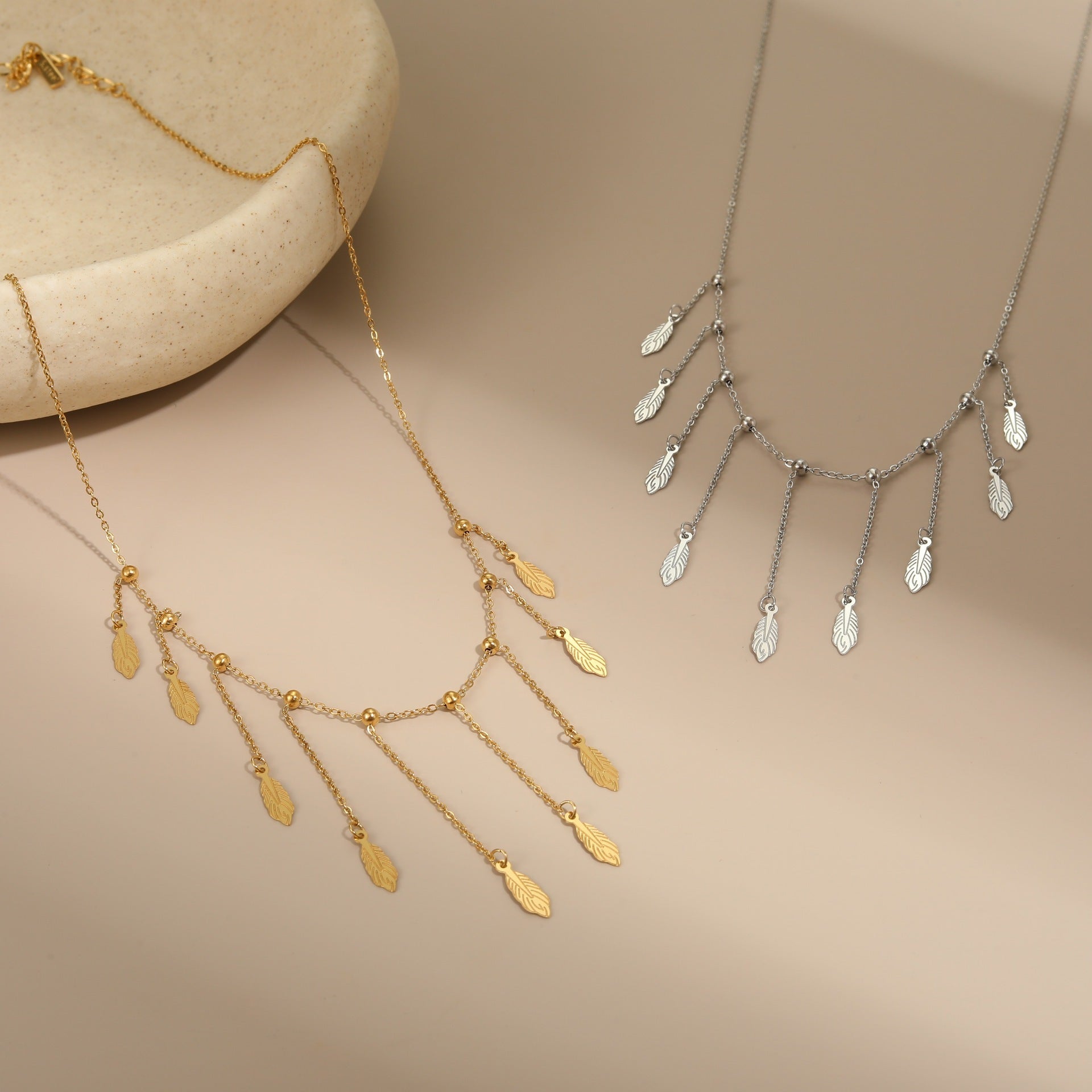 Collier Fin à Gouttes Dorées – Élégance & Légèreté